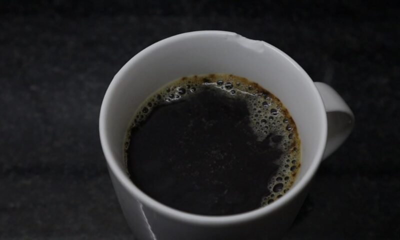 crna domaća kafa na stolu