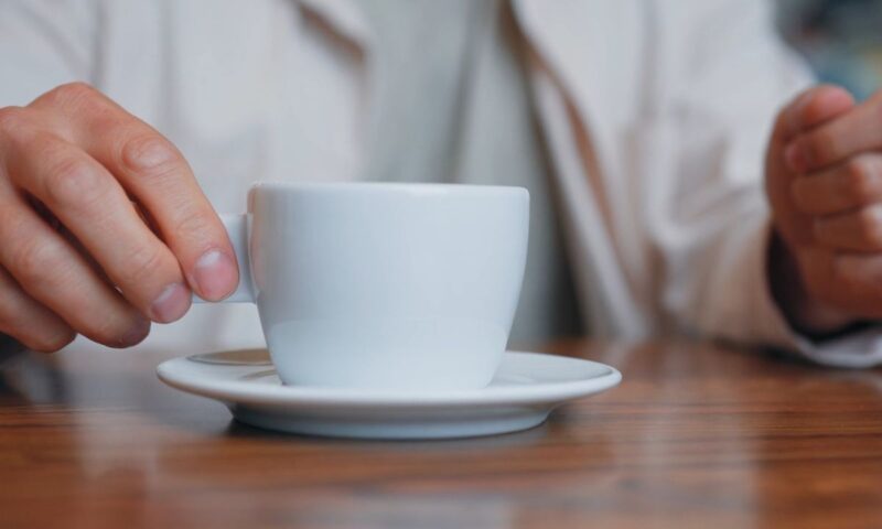 osoba uzima šoljicu kafe