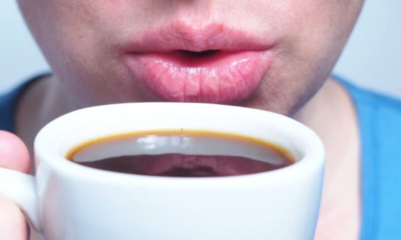 momak duva u vruću, tek skuvanu kafu