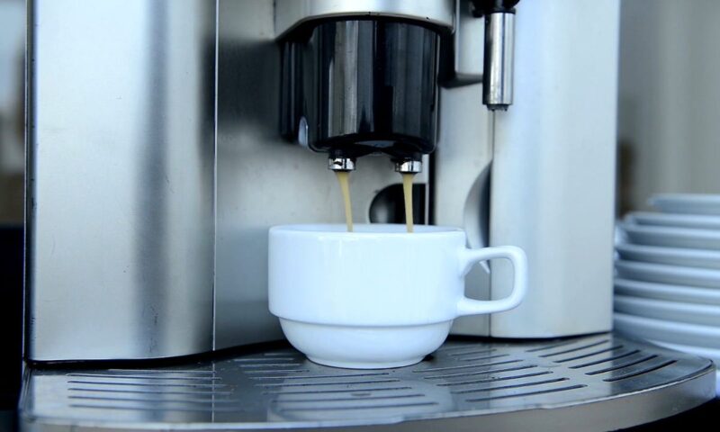 priprema espreso kafe iz kvalitetnog kafe aparata