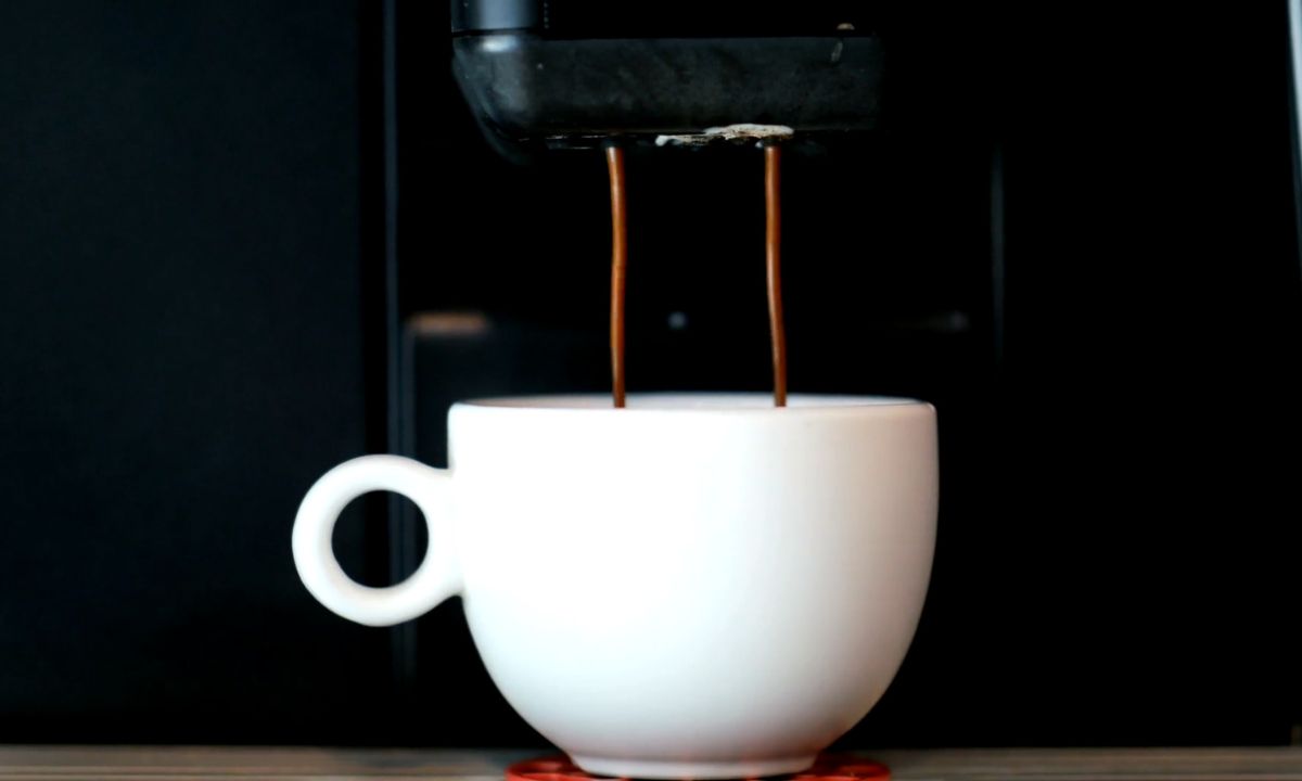 prikaz aparata za kafu koji pravi kafu