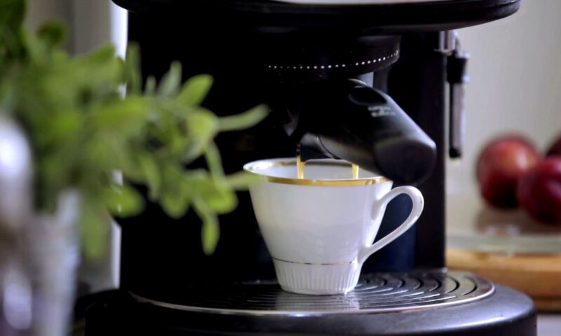 aparat i priprema kafe iz istog